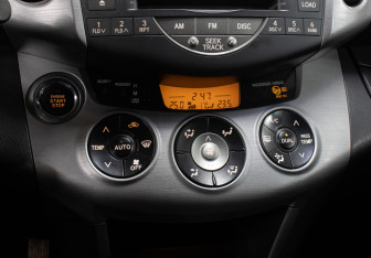 Подержанный автомобиль Toyota RAV4 2008 года (17 фото)