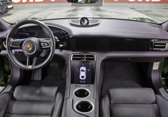 Подержанный автомобиль Porsche Taycan 2022 года (14 фото)