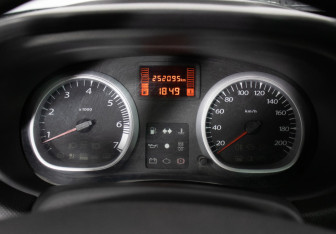 Подержанный автомобиль Dacia Duster 2010 года (12 фото)