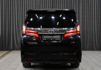 Подержанный автомобиль Toyota Alphard 2021 года (5 фото)