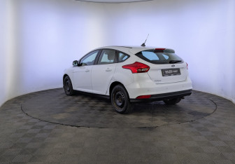 Подержанный автомобиль Ford Focus Hatchback 2017 года (7 фото)