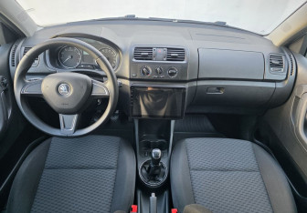 Подержанный автомобиль Skoda Fabia Hatchback 2014 года (11 фото)