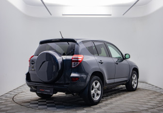 Подержанный автомобиль Toyota RAV4 2009 года (5 фото)