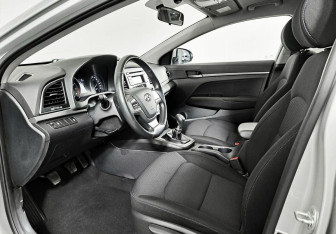 Подержанный автомобиль Hyundai Elantra Sedan 2018 года (8 фото)