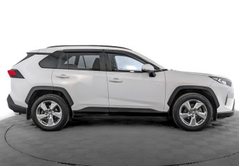 Подержанный автомобиль Toyota RAV4 2019 года (4 фото)