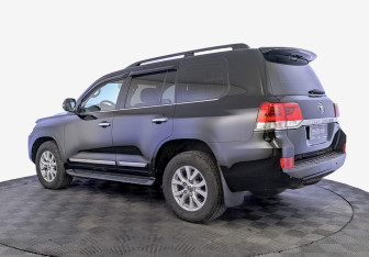 Подержанный автомобиль Toyota Land Cruiser Suv 2018 года (7 фото)