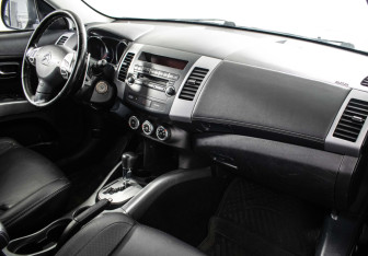Подержанный автомобиль Citroen C-Crosser 2011 года (9 фото)