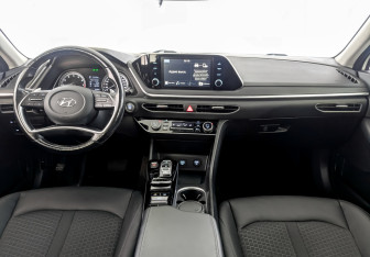 Подержанный автомобиль Hyundai Sonata 2020 года (14 фото)