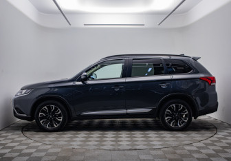 Подержанный автомобиль Mitsubishi Outlander 2021 года (8 фото)