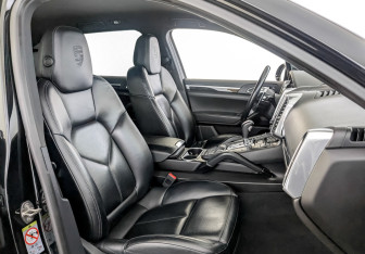 Подержанный автомобиль Porsche Cayenne 2017 года (24 фото)