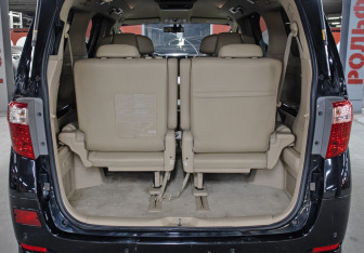 Подержанный автомобиль Toyota Alphard 2012 года (9 фото)