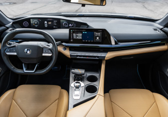 Подержанный автомобиль Changan UNI-V 2023 года (14 фото)