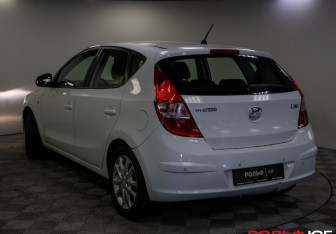 Подержанный автомобиль Hyundai i30 Hatchback 2009 года (19 фото)