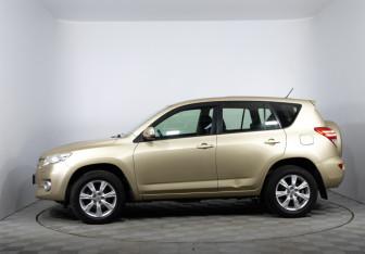 Подержанный автомобиль Toyota RAV4 2011 года (8 фото)