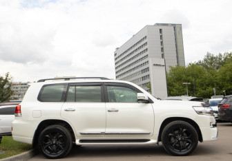 Подержанный автомобиль Toyota Land Cruiser Suv 2018 года (3 фото)