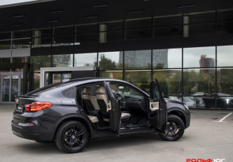 Подержанный автомобиль BMW X4 2017 года (22 фото)