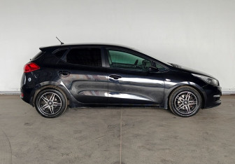 Подержанный автомобиль Kia Ceed Hatchback 2016 года (8 фото)