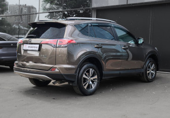 Подержанный автомобиль Toyota RAV4 2018 года (4 фото)