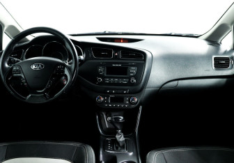 Подержанный автомобиль Kia Ceed Hatchback 2014 года (9 фото)