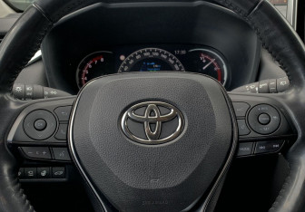 Подержанный автомобиль Toyota RAV4 2020 года (19 фото)