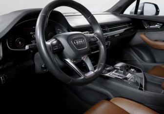 Подержанный автомобиль Audi Q7 2015 года (14 фото)