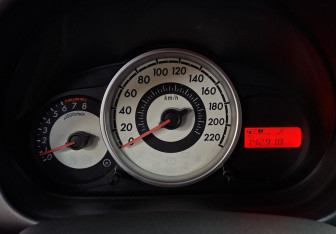 Подержанный автомобиль Mazda 2 Hatchback 2009 года (13 фото)