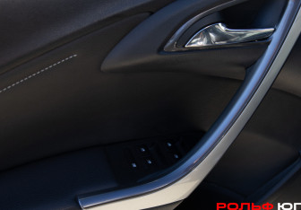 Подержанный автомобиль Opel Astra Wagon 2012 года (18 фото)