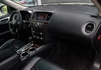 Подержанный автомобиль Nissan Pathfinder 2015 года (7 фото)