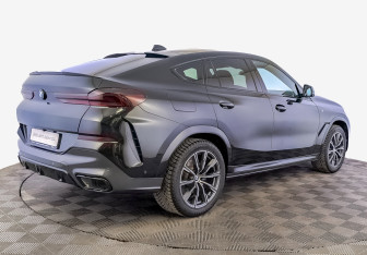 Подержанный автомобиль BMW X6 2022 года (5 фото)
