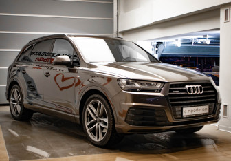 Подержанный автомобиль Audi Q7 2016 года (3 фото)
