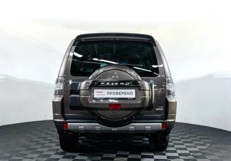 Подержанный автомобиль Mitsubishi Pajero 2012 года (6 фото)