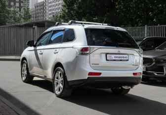 Подержанный автомобиль Mitsubishi Outlander 2013 года (6 фото)