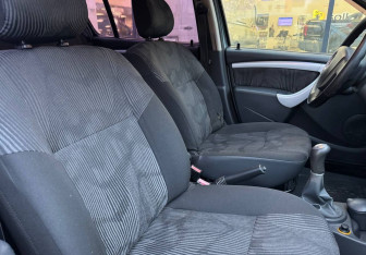 Подержанный автомобиль Renault Sandero 2010 года (10 фото)