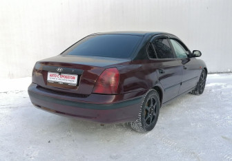 Подержанный автомобиль Hyundai Elantra Sedan 2004 года (5 фото)