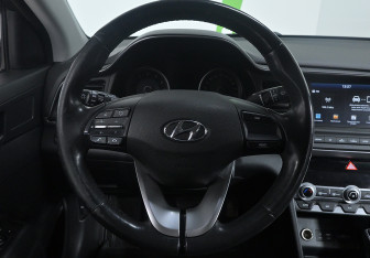 Подержанный автомобиль Hyundai Elantra Sedan 2020 года (10 фото)