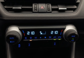 Подержанный автомобиль Toyota RAV4 2021 года (14 фото)