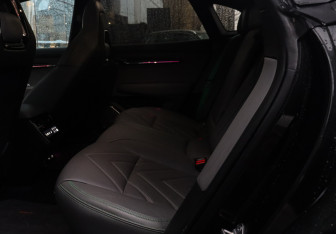 Подержанный автомобиль Zeekr 001 2022 года (10 фото)