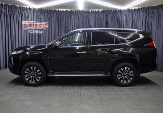 Подержанный автомобиль Mitsubishi Montero Sport 2023 года (8 фото)