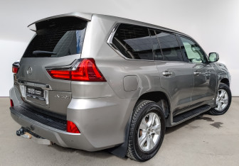 Подержанный автомобиль Lexus LX 2017 года (5 фото)