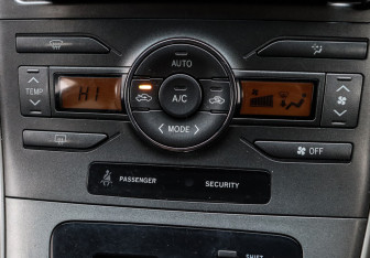 Подержанный автомобиль Toyota Auris Hatchback 2008 года (13 фото)