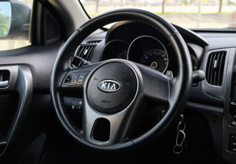 Подержанный автомобиль Kia Cerato Coupe 2010 года (11 фото)