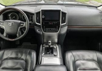 Подержанный автомобиль Toyota Land Cruiser Suv 2017 года (12 фото)