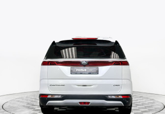 Подержанный автомобиль Kia Carnival 2021 года (6 фото)