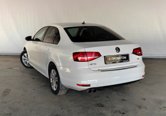 Подержанный автомобиль Volkswagen Jetta Sedan 2015 года (4 фото)