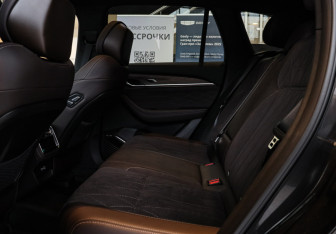 Подержанный автомобиль Geely Monjaro 2025 года (8 фото)