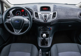 Подержанный автомобиль Ford Fiesta Hatchback 2010 года (13 фото)
