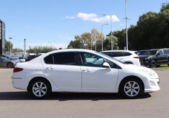 Подержанный автомобиль Peugeot 408 2014 года (4 фото)