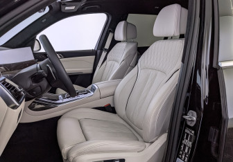 Подержанный автомобиль BMW X7 2025 года (20 фото)