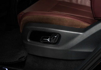 Подержанный автомобиль Hongqi E-HS9 2021 года (16 фото)