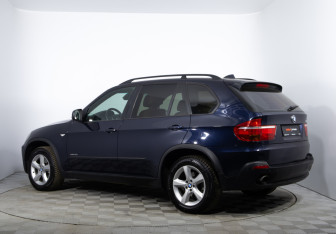Подержанный автомобиль BMW X5 2010 года (7 фото)